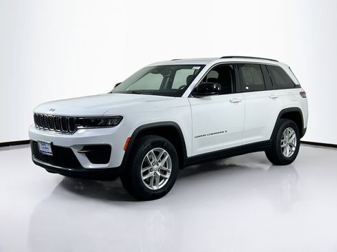 Used 2023 Jeep Grand Cherokee Laredo image 1