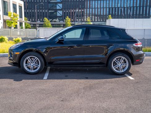 Certified 2024 Porsche Macan AWD/4WD image 2