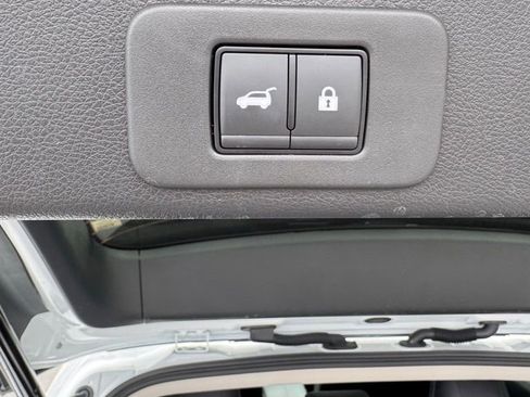 Used 2025 Nissan Murano SV AWD/4WD image 16