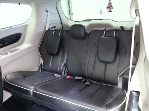 Used 2022 Chrysler Pacifica Limited image 24