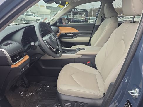 Used 2024 Toyota Grand Highlander Limited image 13