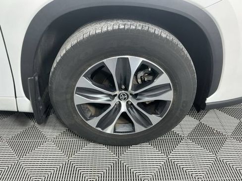 Used 2023 Toyota Highlander XLE AWD/4WD image 15