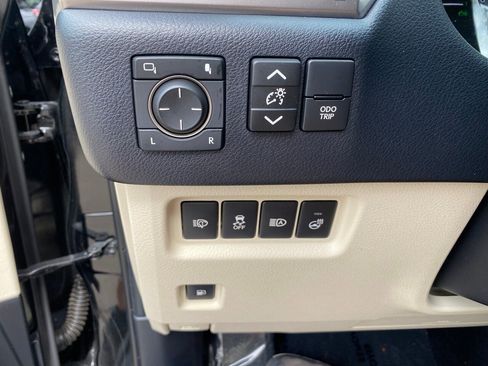 Used 2023 Lexus GX 460 Premium w/ Premium Package image 32