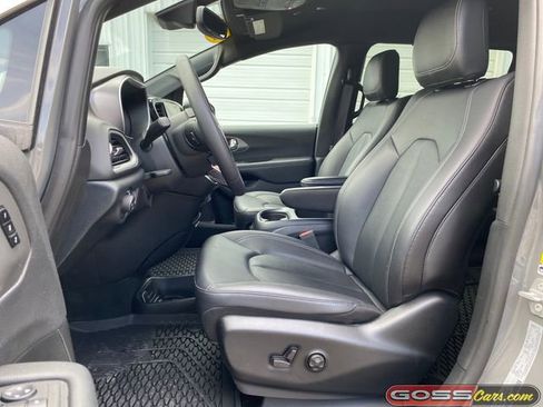 Used 2025 Chrysler Pacifica Select FWD image 25
