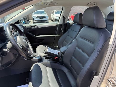 Used 2013 Volkswagen Jetta SE FWD image 12
