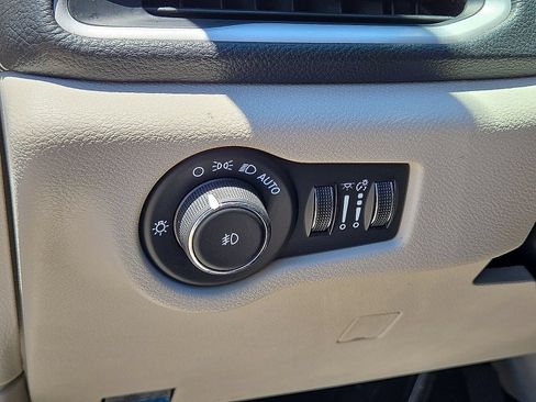 Used 2024 Chrysler Pacifica Limited FWD image 26