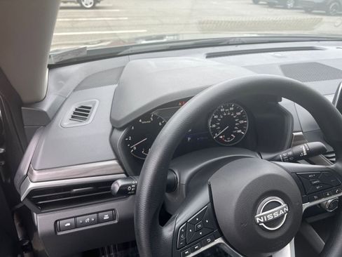 Used 2025 Nissan Altima 2.5 SV image 35