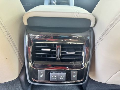 Used 2020 Toyota Avalon Limited image 12