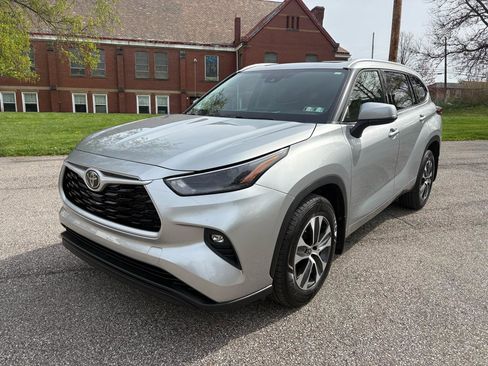 Used 2022 Toyota Highlander XLE image 3