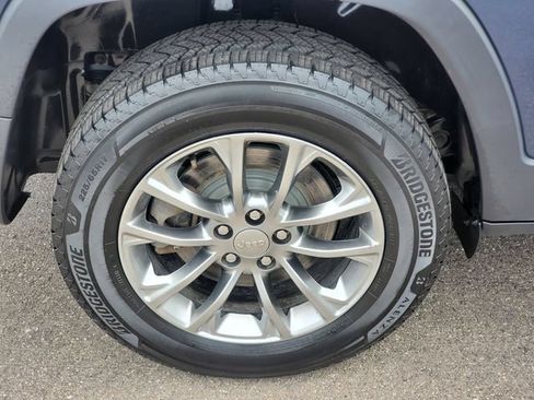 Used 2020 Jeep Cherokee Latitude Plus w/ Cold Weather Group AWD/4WD image 6
