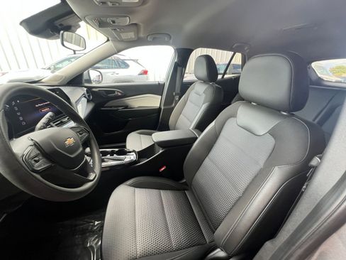 Used 2025 Chevrolet Trax LT FWD image 36