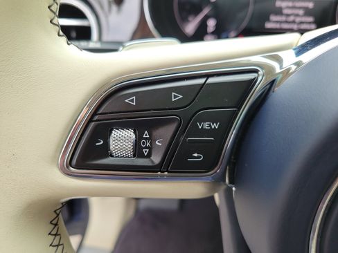Certified 2022 Bentley Bentayga AWD/4WD image 37