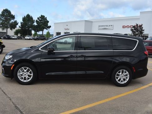 Used 2023 Chrysler Pacifica Touring-L FWD image 9