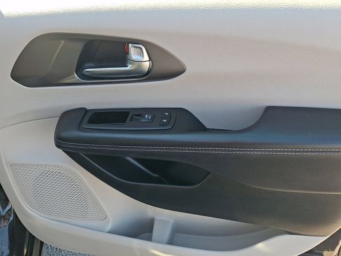 Used 2023 Chrysler Pacifica Touring-L image 10