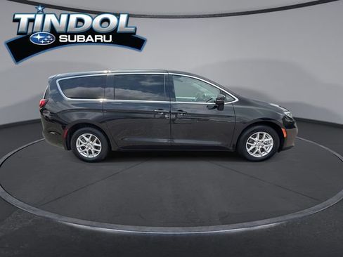 Used 2023 Chrysler Pacifica Touring-L FWD image 10