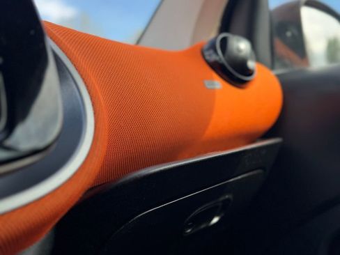 Used 2016 smart fortwo passion RWD image 24