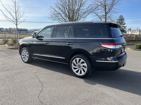 Used 2024 Lincoln Navigator Reserve image 3
