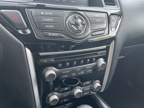 Used 2018 Nissan Pathfinder SV image 24