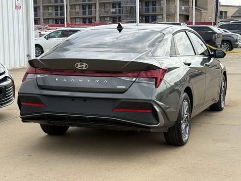 Used 2025 Hyundai Elantra Blue image 4