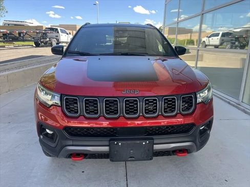 Used 2025 Jeep Compass Trailhawk AWD/4WD image 3