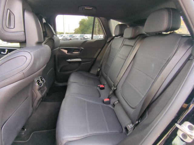 Used 2025 Mercedes-Benz GLC 300 image 16