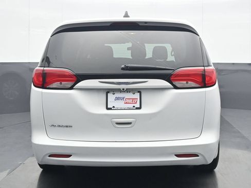 Used 2020 Chrysler Voyager L FWD image 5