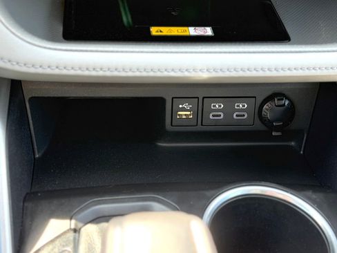 Used 2023 Toyota Highlander XLE AWD/4WD image 22