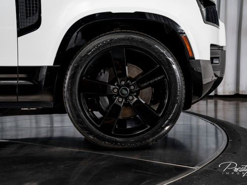 Used 2024 Land Rover Defender 130 X-Dynamic SE image 17