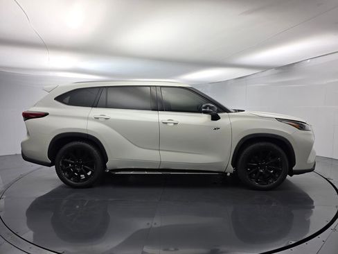 Used 2021 Toyota Highlander XLE FWD image 3