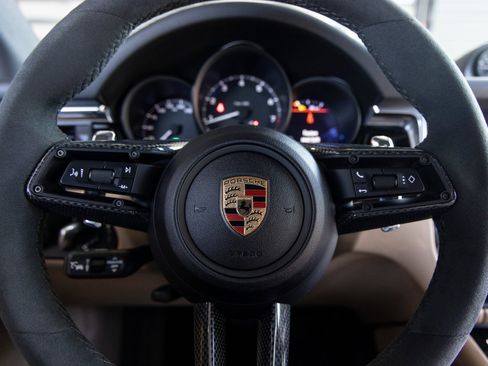 Certified 2025 Porsche Macan Base image 14