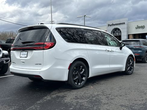 New 2026 Chrysler Pacifica Limited FWD image 20