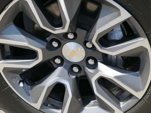 Used 2023 Chevrolet Suburban LT w/ Luxury Package RWD image 9