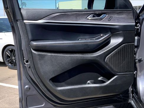 Used 2025 Jeep Grand Cherokee L Limited w/ Luxury Tech Group II image 21