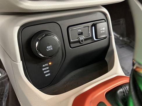 Used 2015 Jeep Renegade Limited w/ Safety & Security Group I AWD/4WD image 32