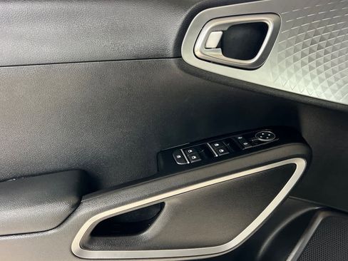 Used 2025 Kia Soul LX w/ LX Technology Package image 12