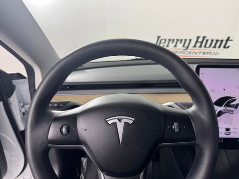 Used 2023 Tesla Model 3 Standard Range image 17