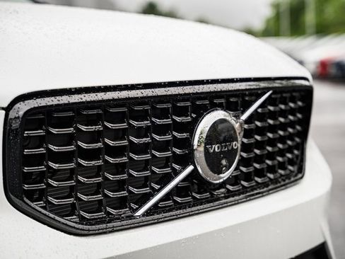 Certified 2025 Volvo XC40 B5 Ultra w/ Climate Package image 13