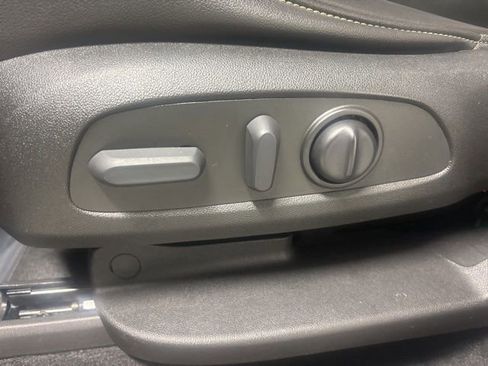 Used 2022 Chevrolet Traverse LT w/ LT Premium Package image 9