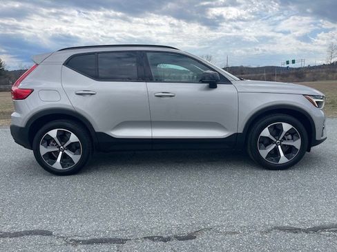 Used 2025 Volvo XC40 B5 Plus image 2