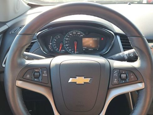 Used 2021 Chevrolet Trax LT w/ LT Convenience Package image 23