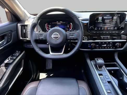 Certified 2023 Nissan Pathfinder Platinum FWD image 6