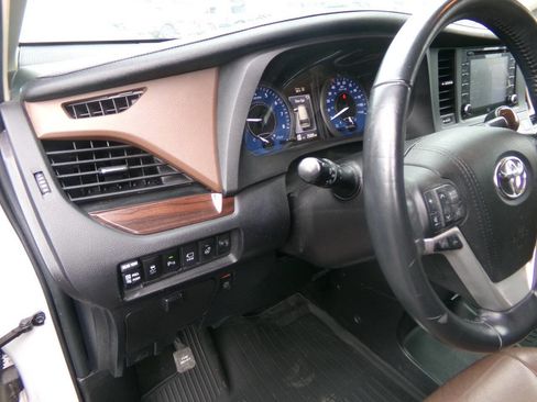 Used 2018 Toyota Sienna Limited Premium w/ Carpet Mat Package image 12