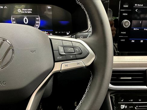 New 2026 Volkswagen Taos SE image 18