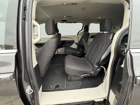 Used 2021 Chrysler Pacifica Touring w/ Cold Weather Group FWD image 20