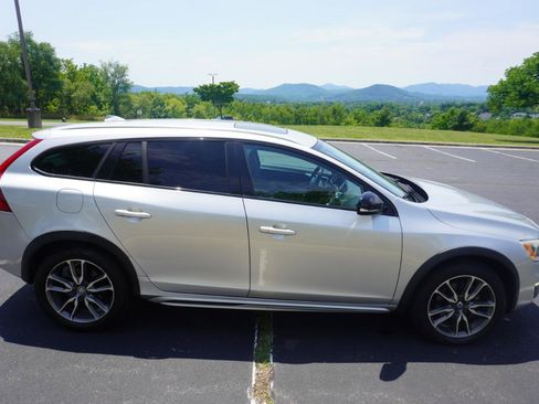 Used 2018 Volvo V60 T5 Cross Country w/ Convenience Package AWD/4WD image 11