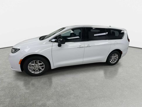 New 2026 Chrysler Pacifica Select FWD image 5