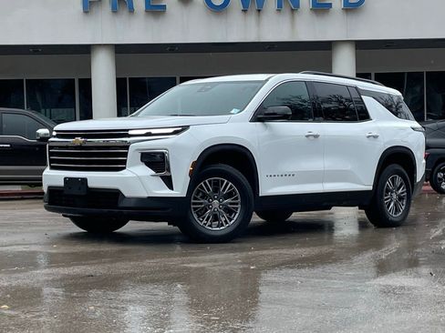 Used 2025 Chevrolet Traverse LT image 1