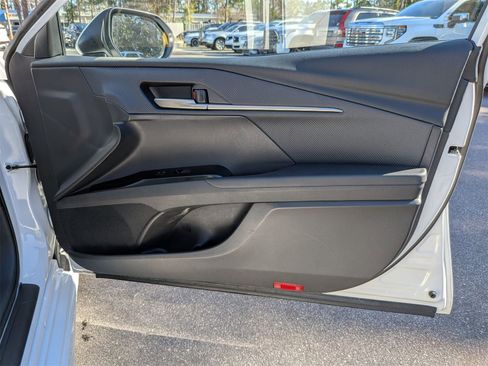 Used 2025 Toyota Camry SE image 34