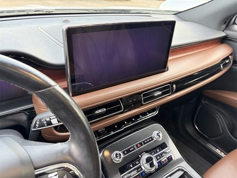 Used 2024 Lincoln Nautilus Premier image 10