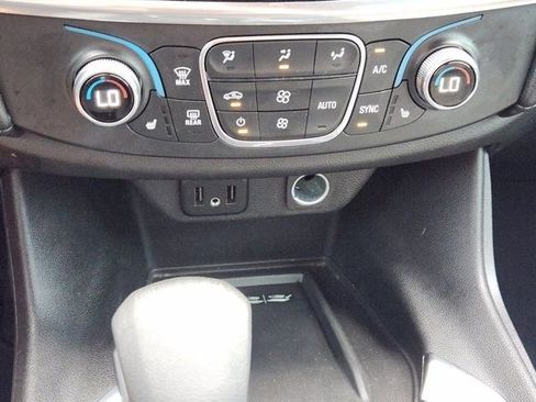 Used 2022 Chevrolet Traverse LT image 22